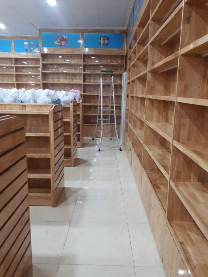 giá kệ bằng gỗ trong nhà sách