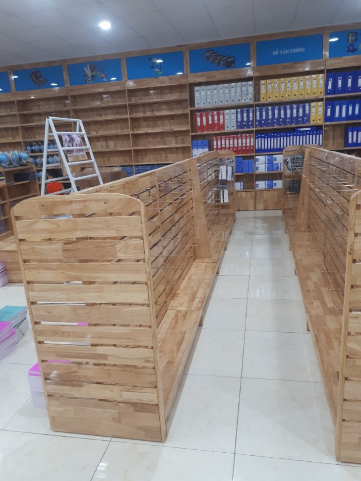 các sản phẩm giá kệ làm bằng gỗ trong nhà sách