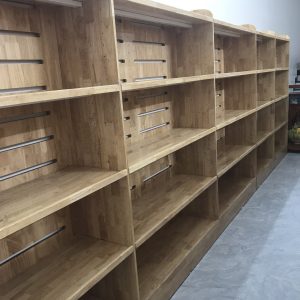 Kệ gỗ áp tường cho siêu thị