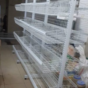 Công Dụng của Kệ Rổ Mì Trong Siêu Thị